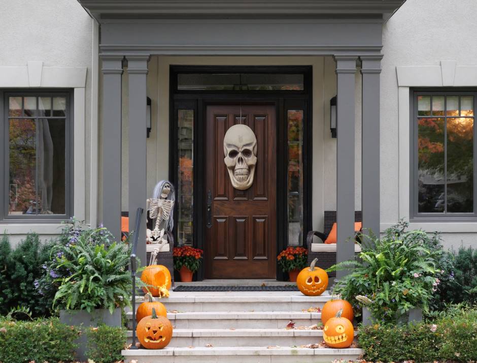 Entrance decoration with petrifying pathways