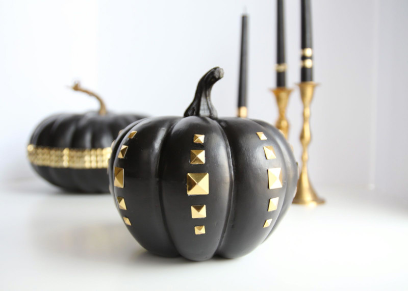 Use black and gold for an elegant and royal look. Source: Elle Decor