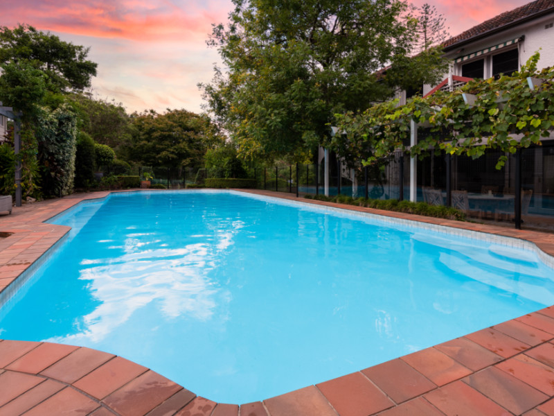 Here are the Pros and Cons of Saltwater Pools 
