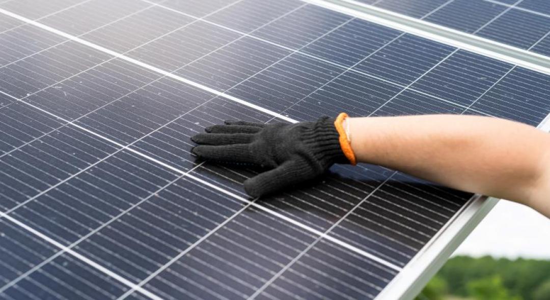 5 Easy And Effective Steps To Clean Solar Panels On Your Roof