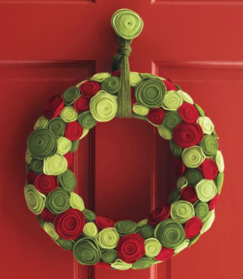 A gorgeous Christmas wreath in traditional colors! Source: Woman’s Day