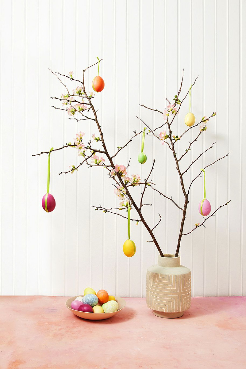 Make a cute tree with some twigs and eggshells. Source: GHK