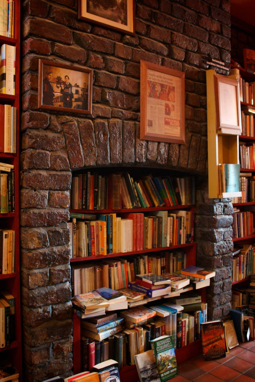 You can use the fireplace to create an unusual bookshelf. Source: Southern Living
